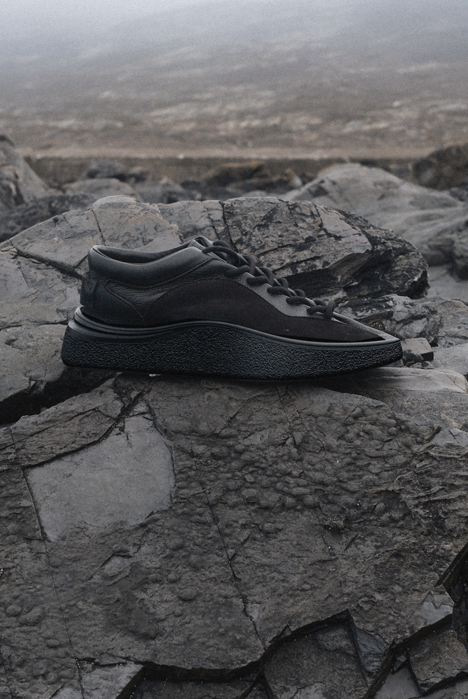 our bellows tongue trainers, 1812 selects only the finest nubuck, sourced for its distinctive character, exceptional durability, and refined texture.
