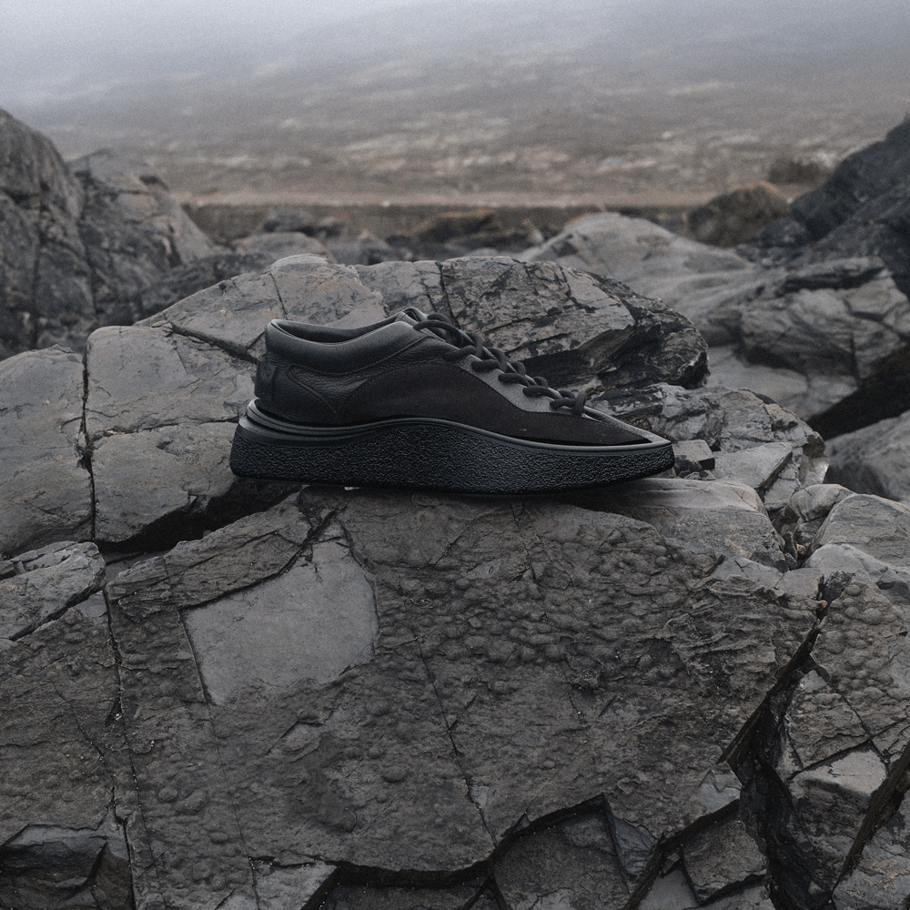  our bellows tongue trainers, 1812 selects only the finest nubuck, sourced for its distinctive character, exceptional durability, and refined texture. 